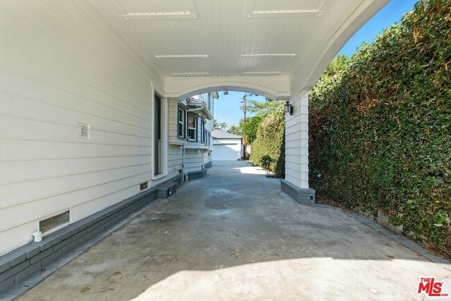 Building Photo - 4640 Laurelgrove Ave