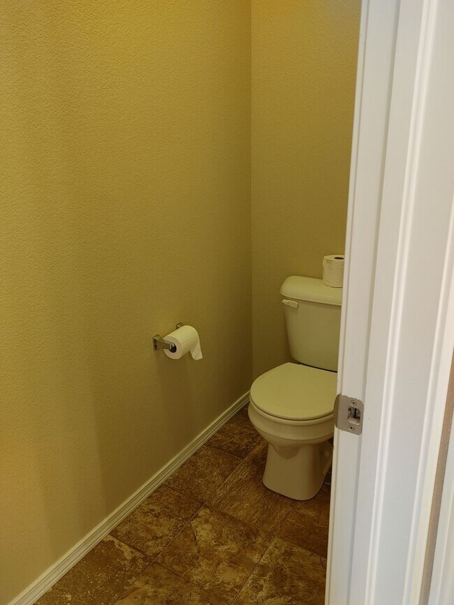 Building Photo - Stylish & Spacious 2BD Townhome in Stetson...