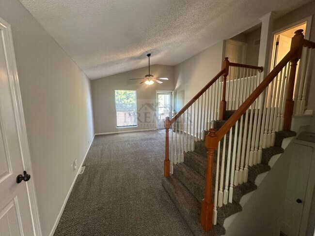 Building Photo - 3 bed / 1 bath duplex for rent - $1425- re...