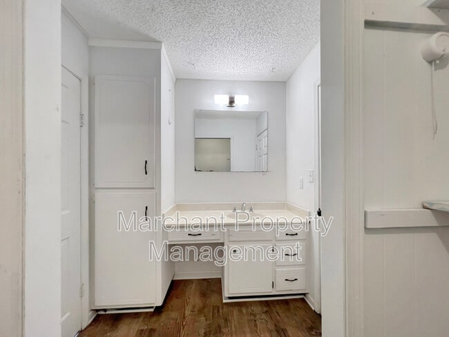 Building Photo - 104 Lora Ln