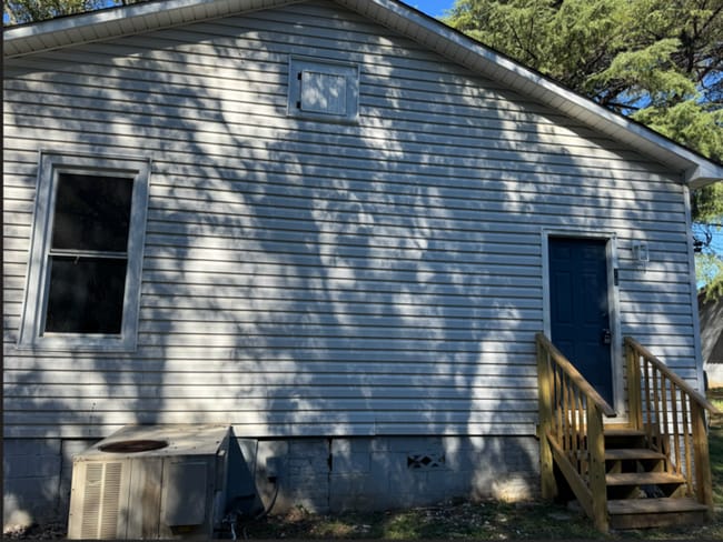 Building Photo - 2 Bedroom 1 bathroom