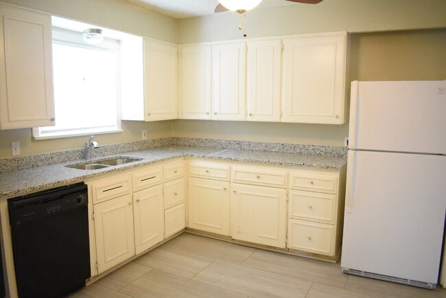 Building Photo - Super Cute 2 Bedroom Home in Tech Terrace! Pre-Leasing for August!