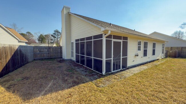 Building Photo - Charming 3 bedroom