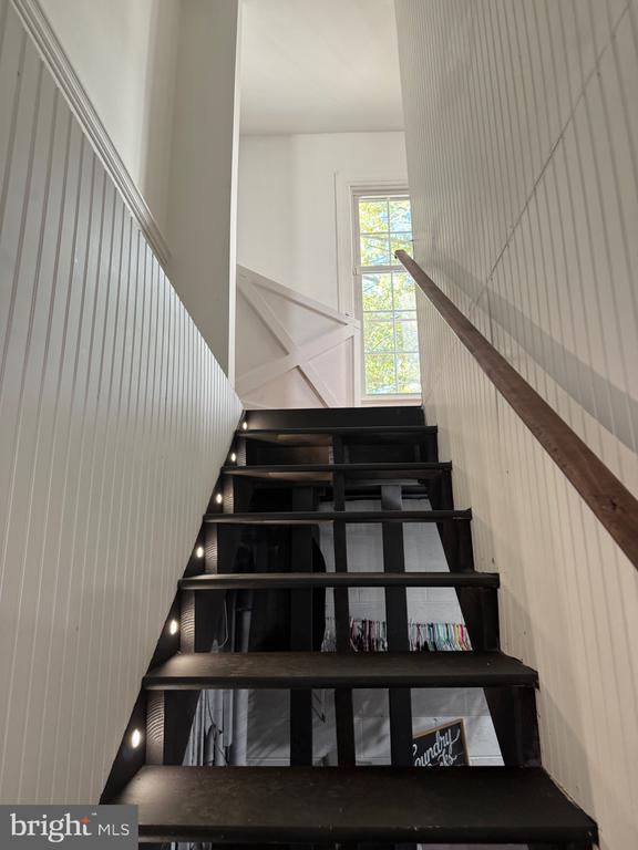 Building Photo - 8 English Oak Cir