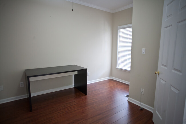 Building Photo - Spacious 3-Bedroom Ranch with Versatile Li...