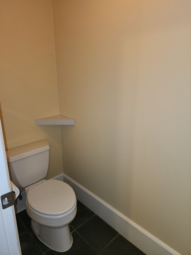 Building Photo - Spacious 3BR/3BA in Sought- After Queen Anne Location