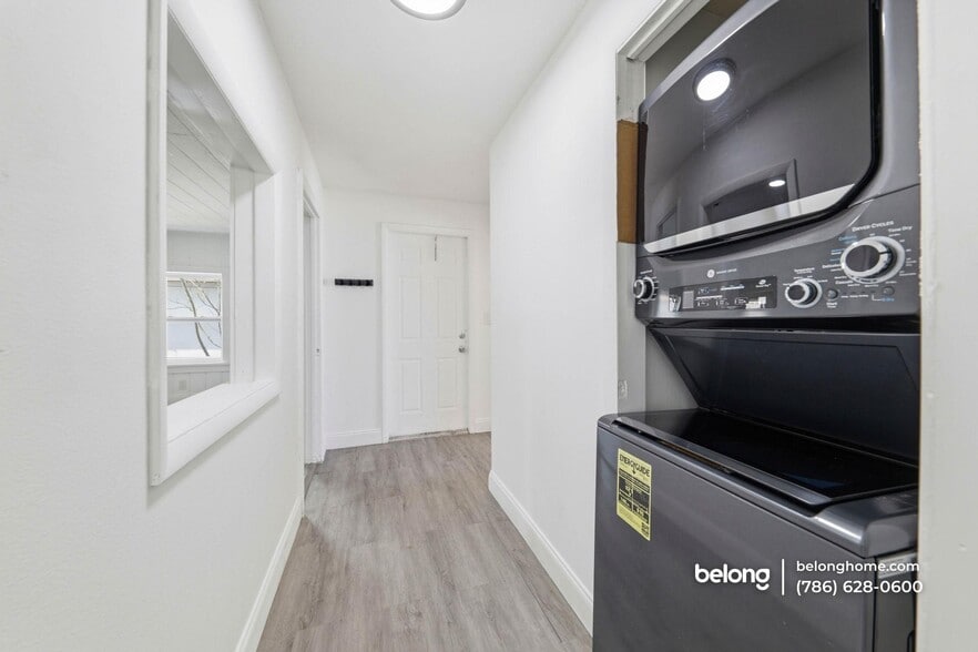 Building Photo - 170 W 23rd St