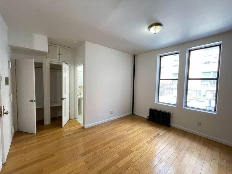 Building Photo - 568 W 187th St