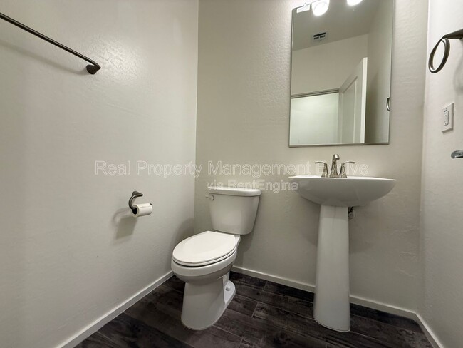 Building Photo - 2212 E Hidalgo Ave