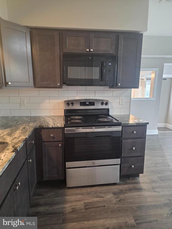 Building Photo - 320 Main St