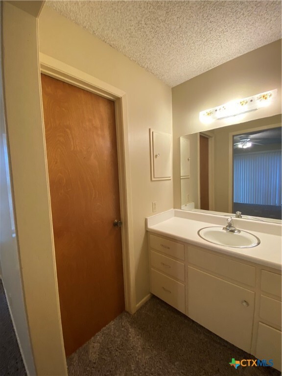 Building Photo - 40 Royal Crest