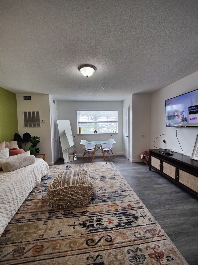 Building Photo - FIRST MONTH FREE- 1BD/1BA Apt- Recently Renovated- Available December 1, 2025