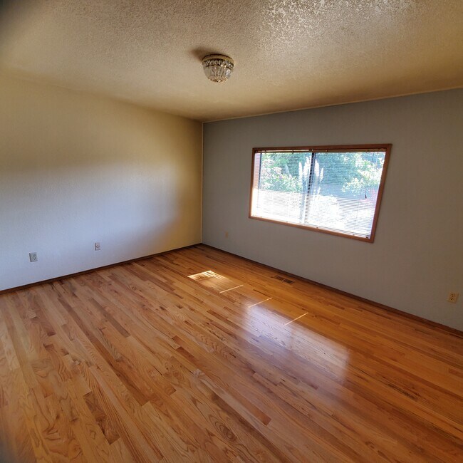 Building Photo - 1870 N Skyline Dr