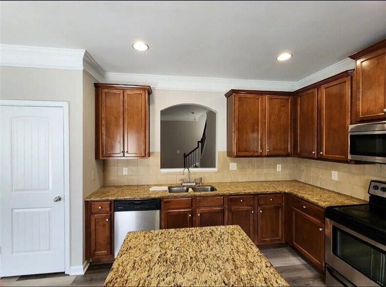 Building Photo - 1620 Townview Ln