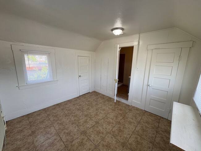 Building Photo - Cozy Upstairs Unit in Dinuba Near Shopping...
