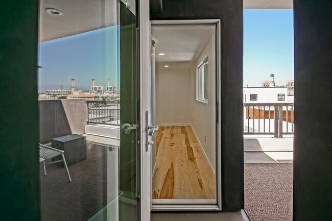 Building Photo - Custom, Modern & Spacious Tri-Level Home w...