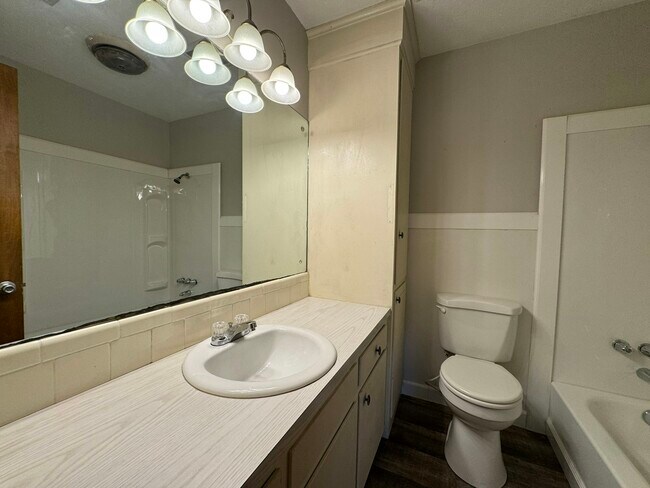 Building Photo - 1936 Longwood Dr