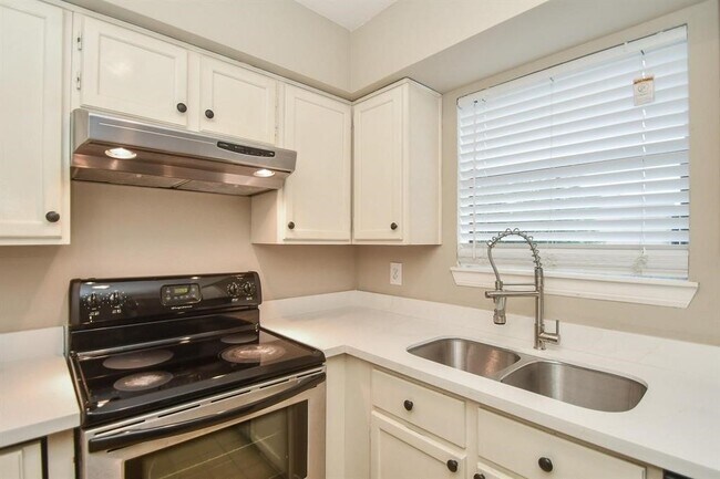 Building Photo - 3150 Walnut Bend Ln