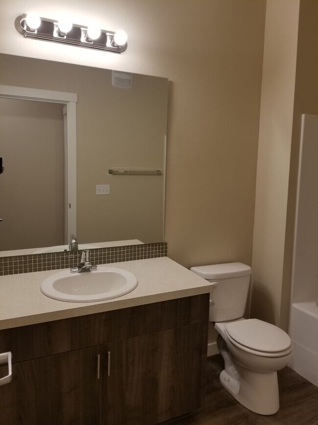 Building Photo - Beautiful 2 bedroom, super cute floorplan,...