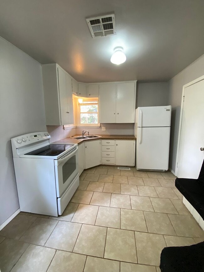 Building Photo - Cute 2 Bed 1 Bath in The Village