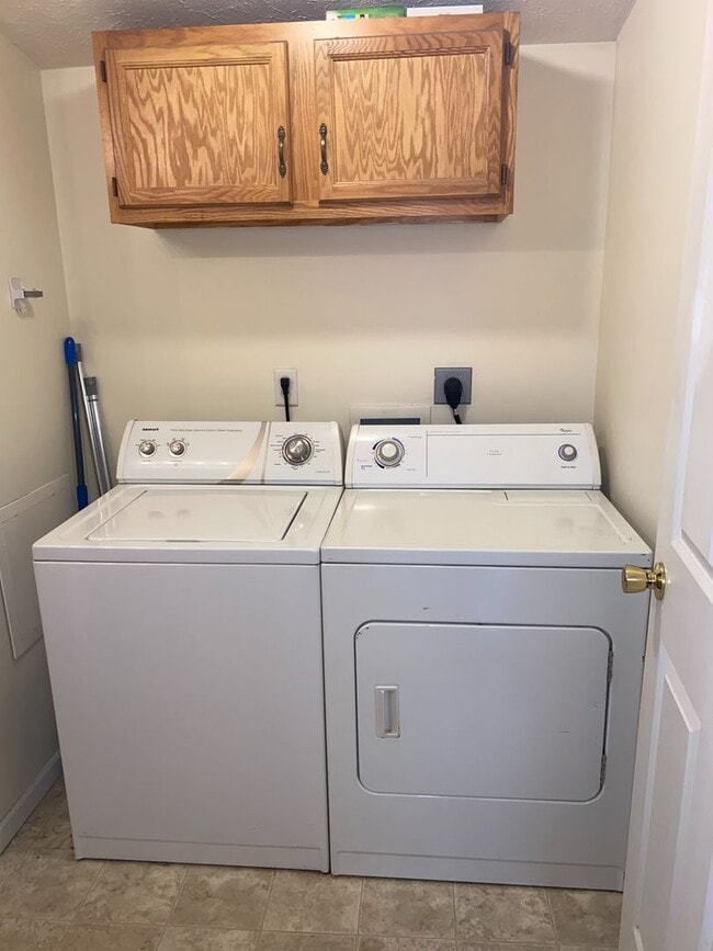 Building Photo - 4 Bedroom Duplex. Close to Campus and Down...