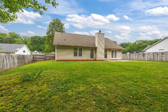 Building Photo - Convenient 3-Bedroom Rental with Fenced Ya...