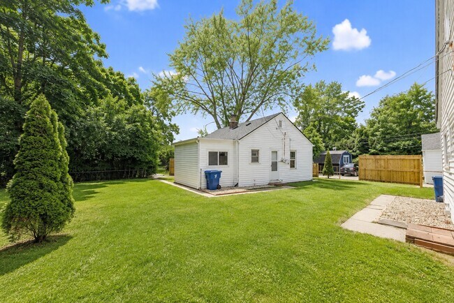 Building Photo - 3813 N Kercheval Dr