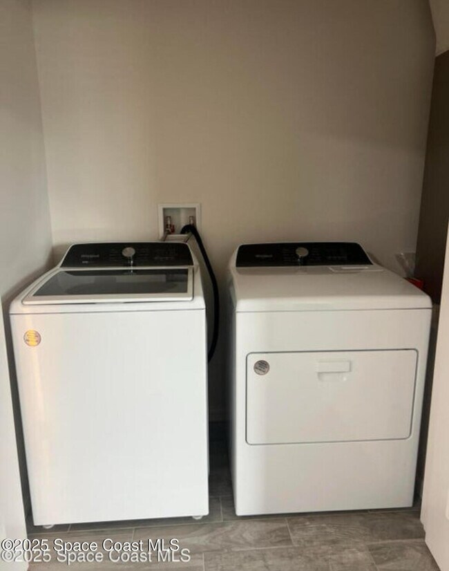 Building Photo - 499 Oakleaf St SW