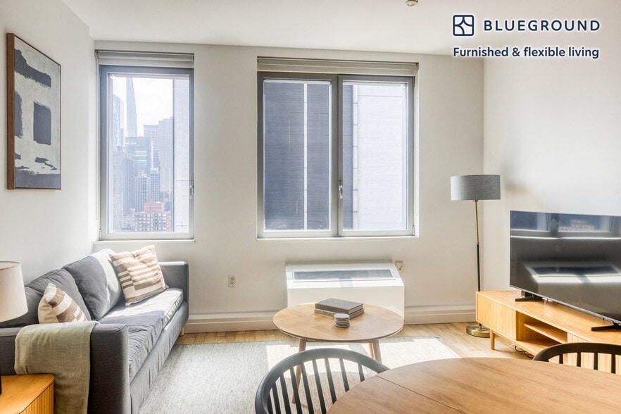 Building Photo - 550 W 54th St