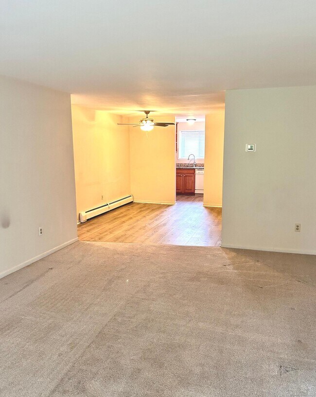 Building Photo - 4 Carillon Dr