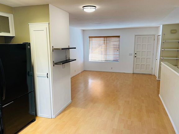 Building Photo - "Charming La Jolla Retreat: Cozy 2-Bedroom...