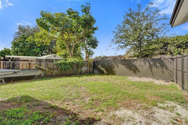 Building Photo - 1960 SW 68th Way