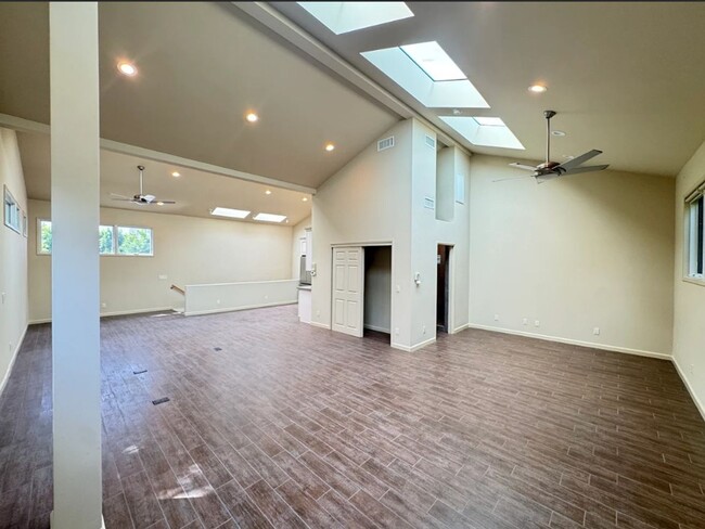 Building Photo - 751 N Harper Ave