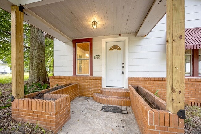Building Photo - Freshly Renovated Rental Property!
