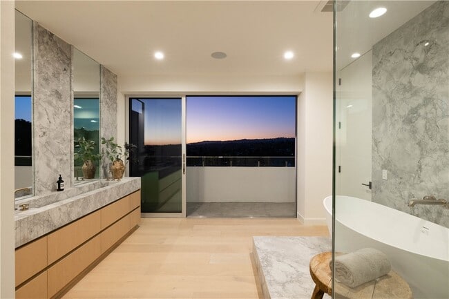 Building Photo - 838 N Doheny Dr