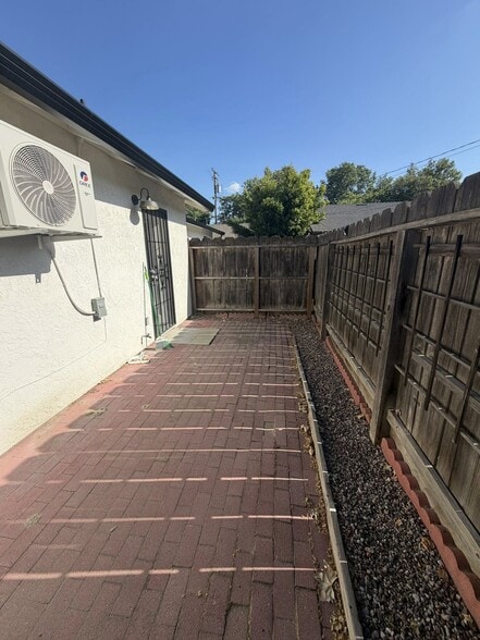 Building Photo - 1444 E Canal Dr