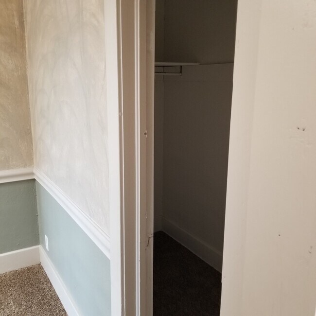 Building Photo - Spacious 2 bed 1 bath apartment on Main st...