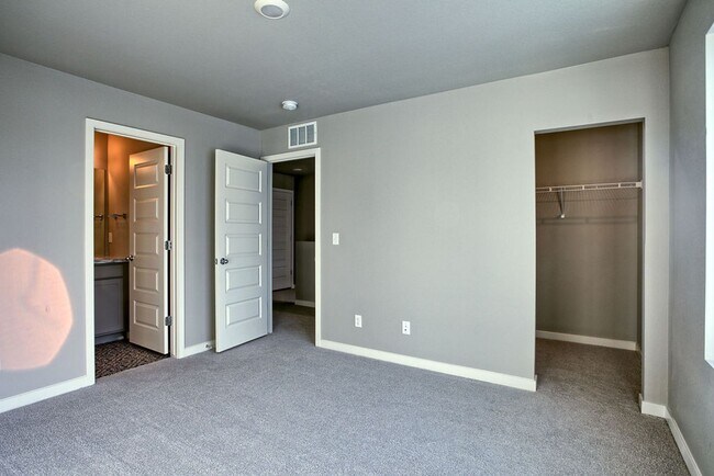 Building Photo - Beautiful Townhome For Lease