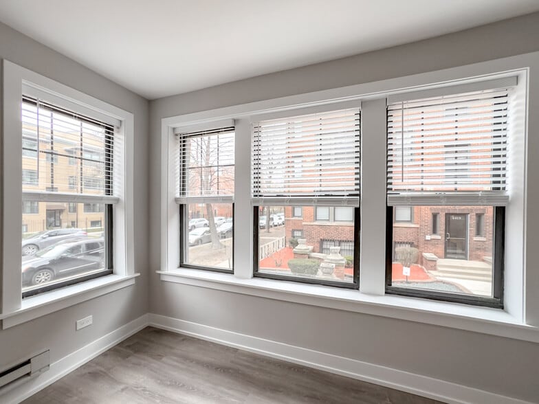 Building Photo - 4412 N Wolcott Ave