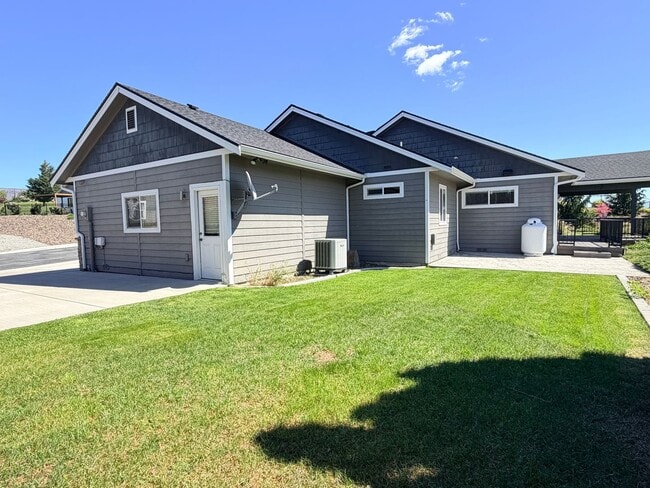 Building Photo - Luxury, golf course living with VIEWS! 3+ bed, 3 bath, three car garage and so much more!