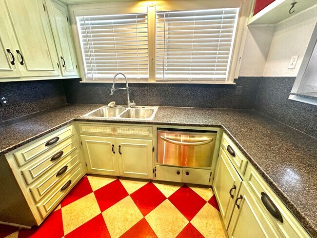 Building Photo - WELL MAINTAINED