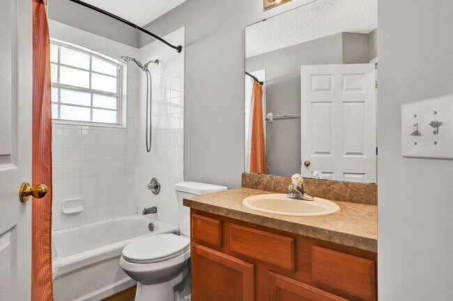 Building Photo - 3 bedroom/ 2 bathroom condo in gated South...