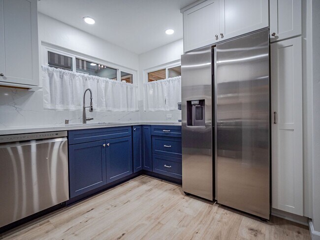 Building Photo - Fully Furnished Minutes from the Beach Newly Remodeled 2 Bedroom Move in Ready!