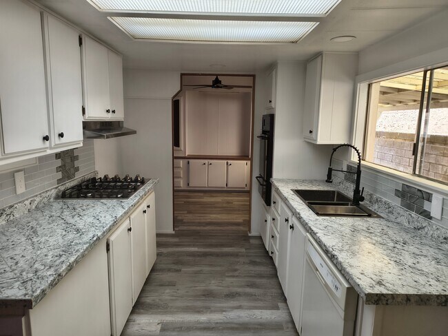 Building Photo - 35468 E Kings Canyon Rd