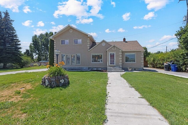 Building Photo - 4 BED 2.5 BATH HOME IN REXBURG