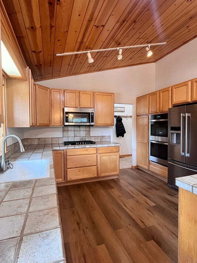 Building Photo - Flexible Lease available in Tahoe Donner - April and May