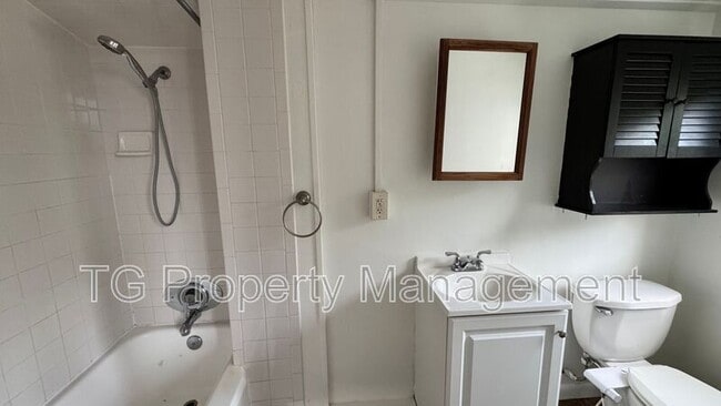 Building Photo - 32 Sanford St