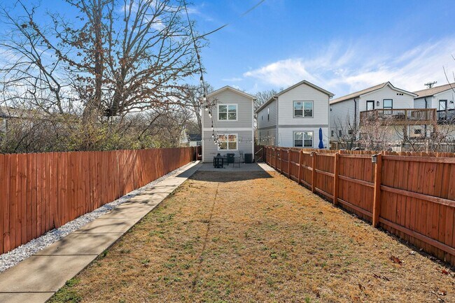 Building Photo - Available Now! 4 Bed, 3.5 Bath, Convenient Charlotte Park location!