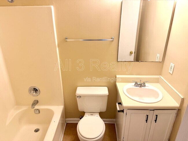 Building Photo - 2140 Meadowview Ct SE