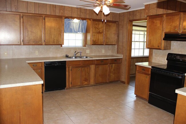 Building Photo - 881 High Oaks Dr